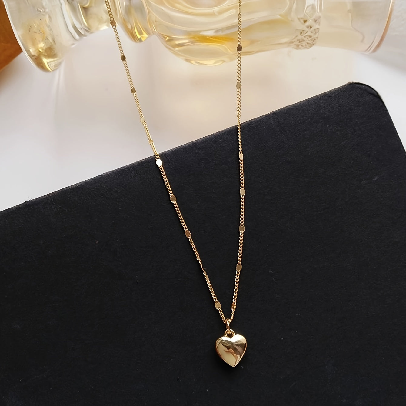 Винтажное золотое сердечко-подвеска на цепочке для женщин, идеально подходит для повседневной носки или в качестве подарка. Изготовлено из сплавного материала.