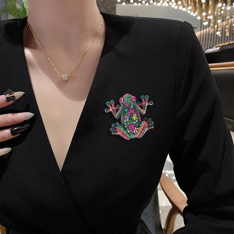 Retro Frog Brooch with Rhinestones Animal-Inspired Jewelry for Women and Men