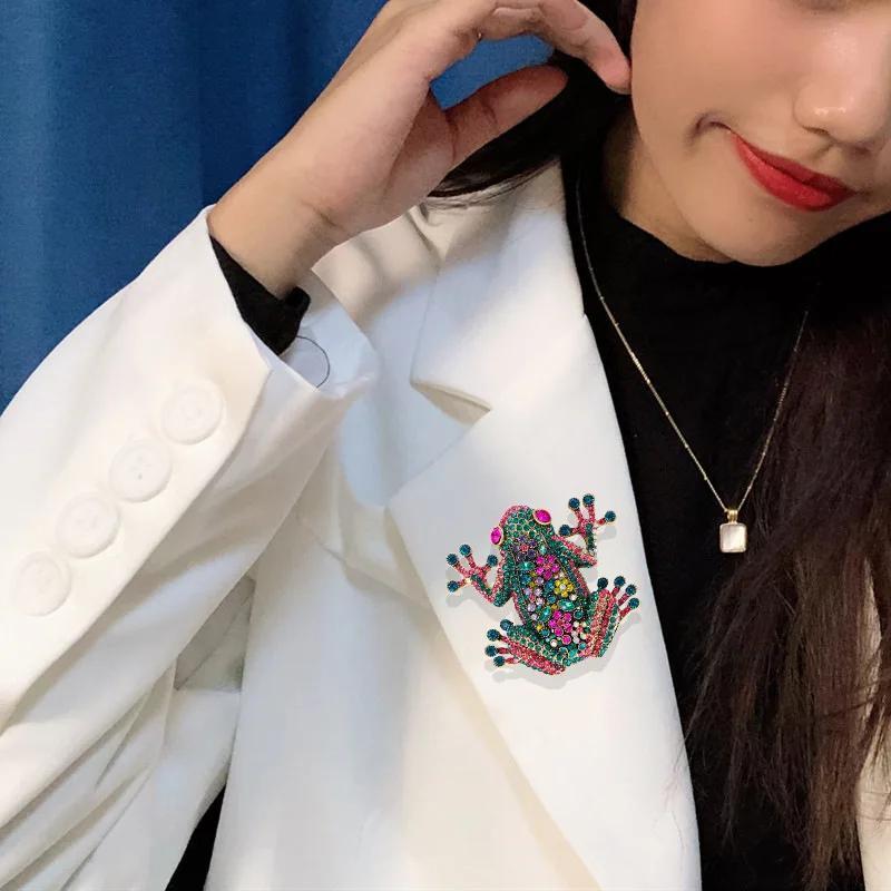 Retro Frog Brooch with Rhinestones Animal-Inspired Jewelry for Women and Men