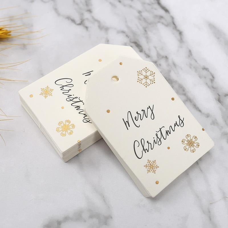 100 ta oq "Merry Christmas" yorliqlari to'plami kichik qor to'plari bezaklari bilan - sovg'alar yoki Rojdestvo daraxtlariga osish uchun ideal