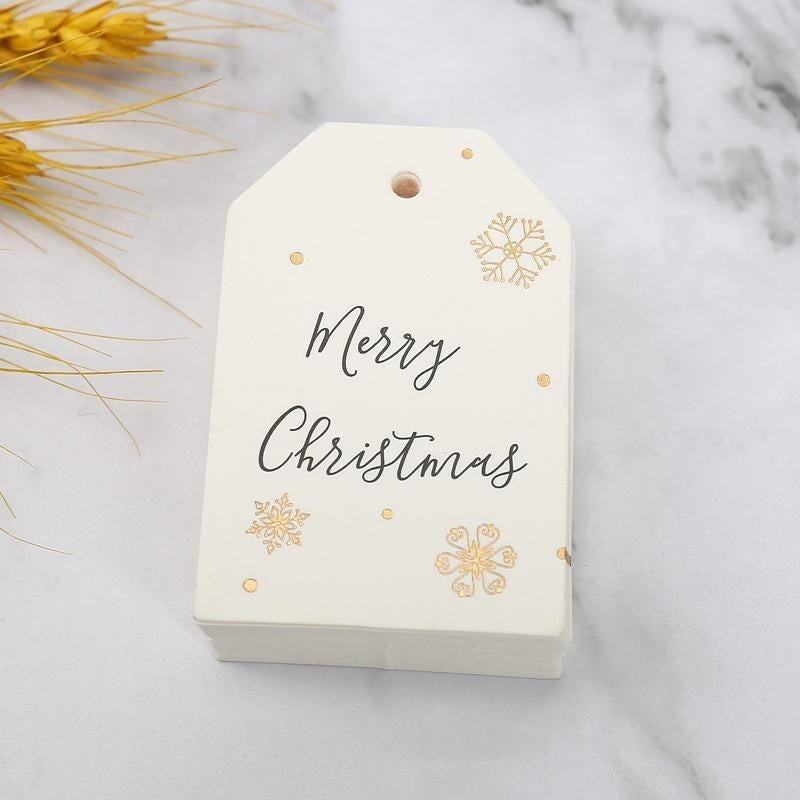 100 ta oq "Merry Christmas" yorliqlari to'plami kichik qor to'plari bezaklari bilan - sovg'alar yoki Rojdestvo daraxtlariga osish uchun ideal