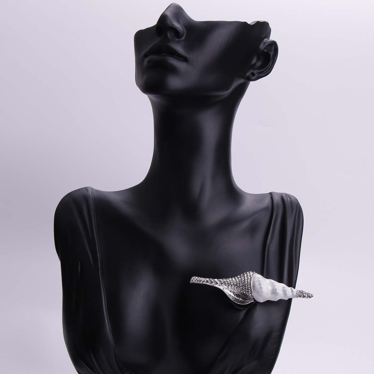 Набор из 1 креативной белой раковины с стразами, предназначенной как для мужчин, так и для женщин. Универсальный эмалевый значок.