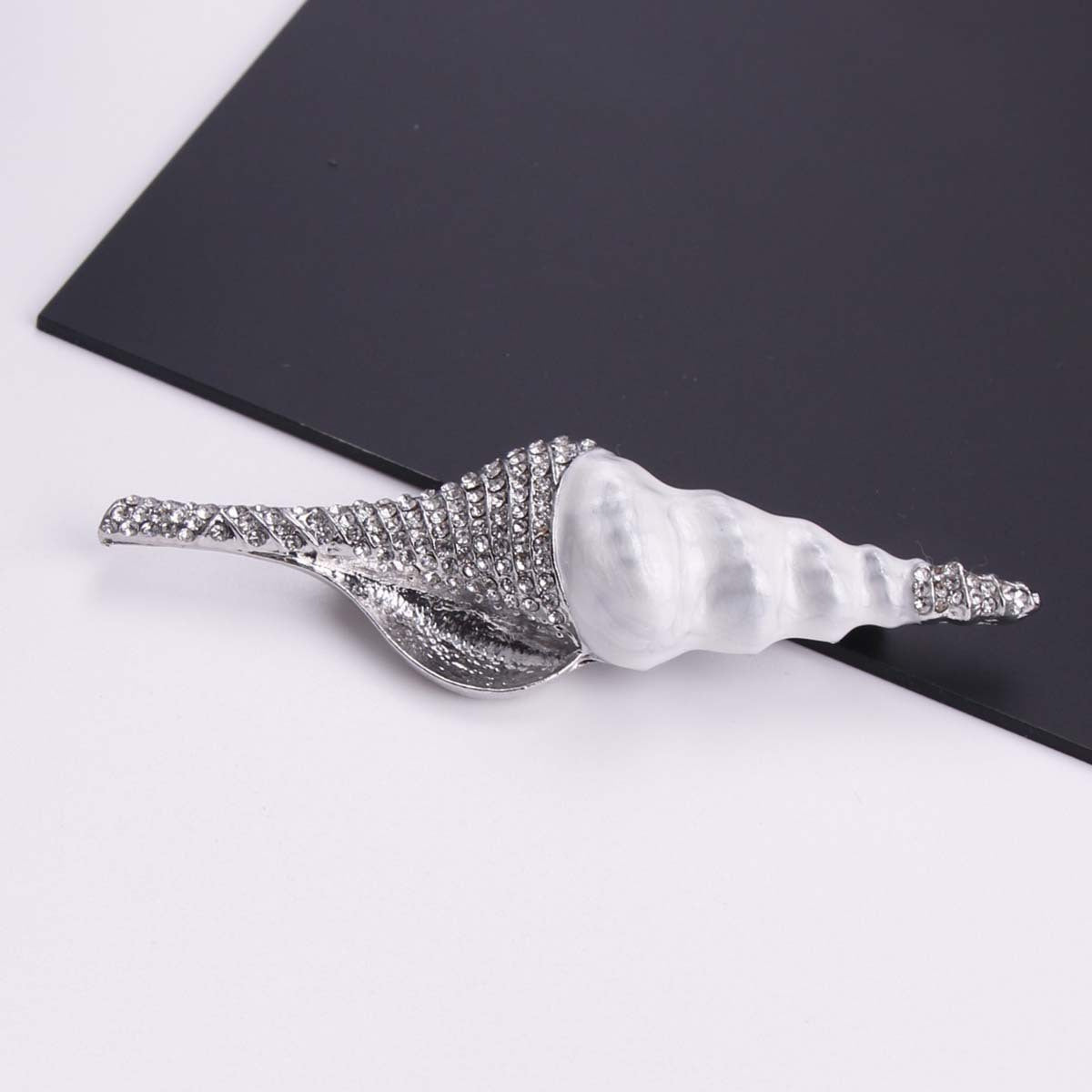 Набор из 1 креативной белой раковины с стразами, предназначенной как для мужчин, так и для женщин. Универсальный эмалевый значок.