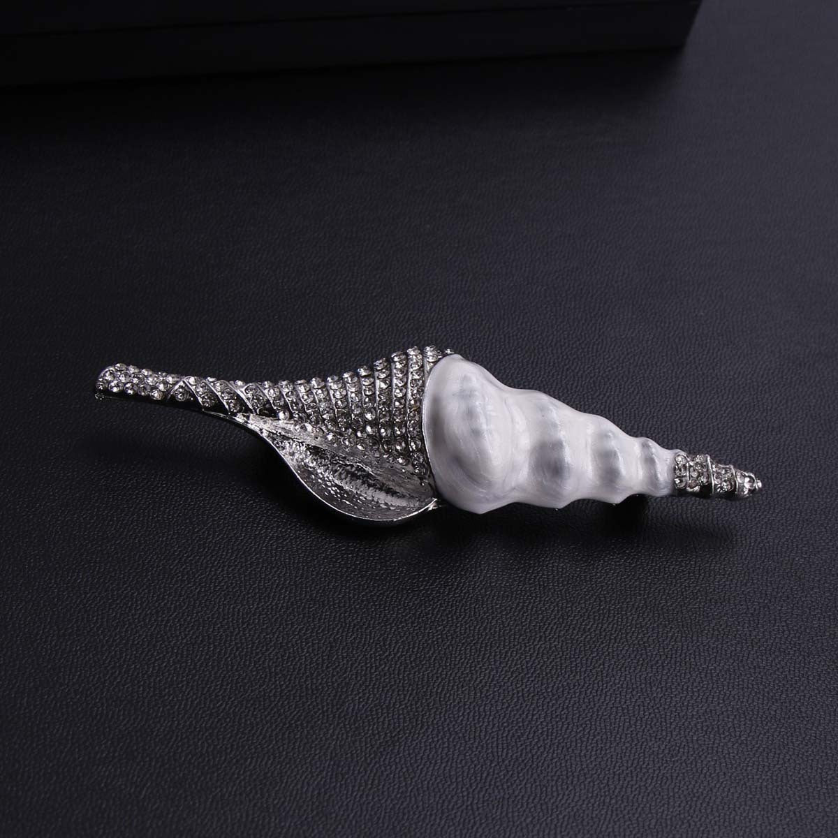 Набор из 1 креативной белой раковины с стразами, предназначенной как для мужчин, так и для женщин. Универсальный эмалевый значок.