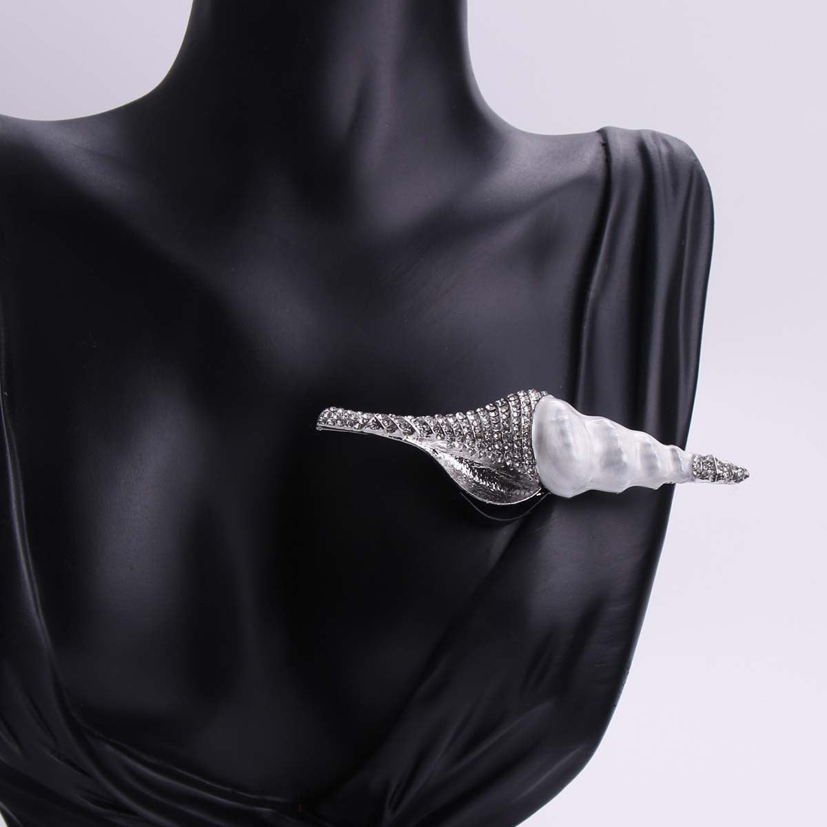 Набор из 1 креативной белой раковины с стразами, предназначенной как для мужчин, так и для женщин. Универсальный эмалевый значок.