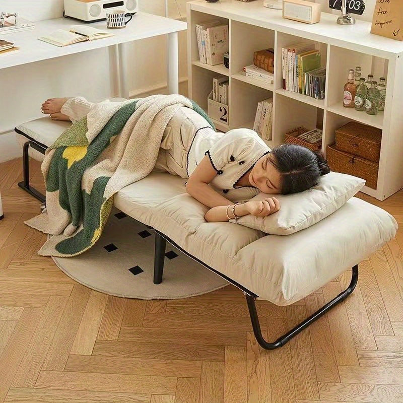 Бежевое кожаное складное кресло-реклайнер с железной рамой, подушкой и многофункциональным дизайном для офиса или сна.