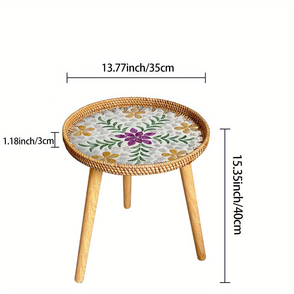 Yorqin zamonaviy rattan kofe stoli va saqlash joyi bilan yashash xonasi uchun