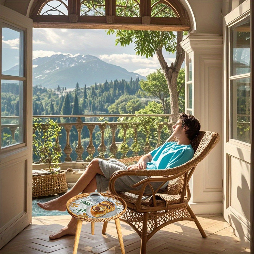 Yorqin zamonaviy rattan kofe stoli va saqlash joyi bilan yashash xonasi uchun