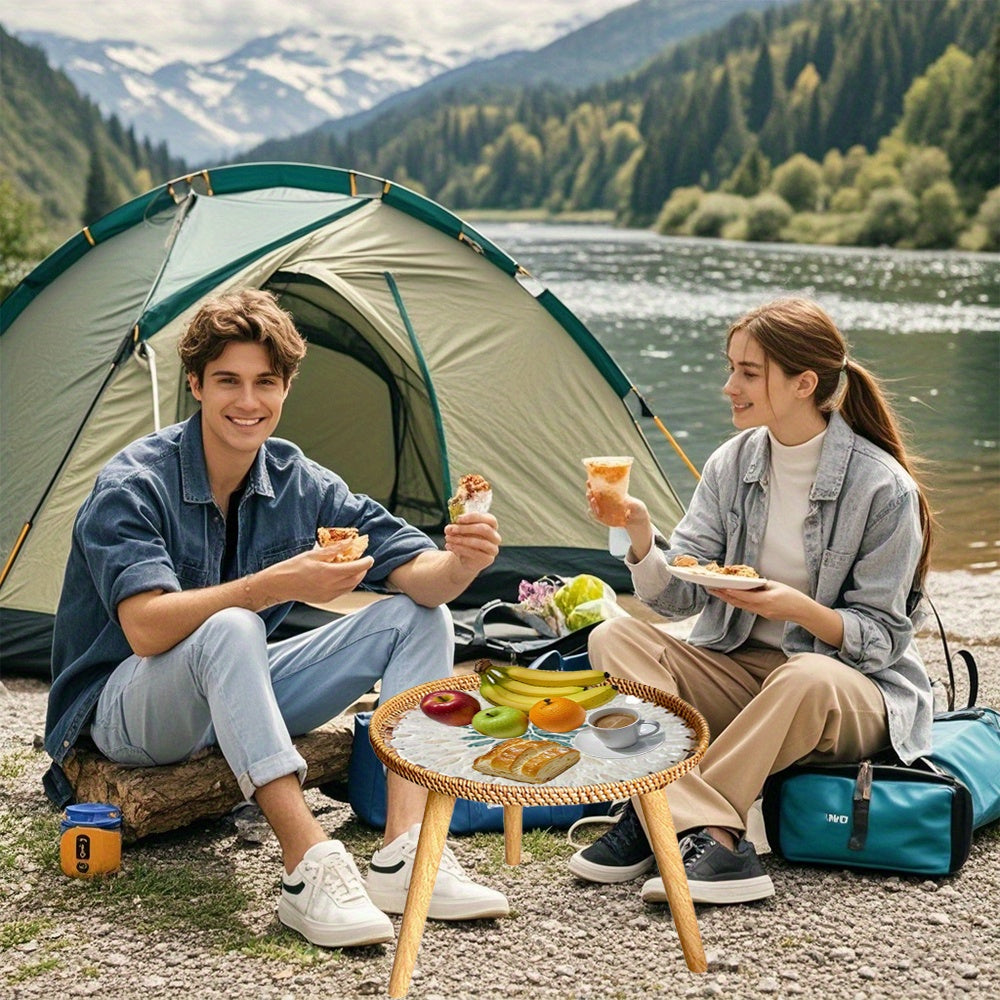 Yorqin zamonaviy rattan kofe stoli va saqlash joyi bilan yashash xonasi uchun