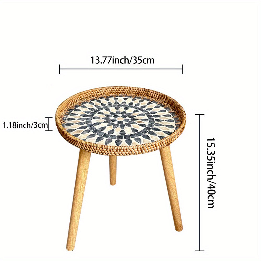 Yorqin zamonaviy rattan kofe stoli va saqlash joyi bilan yashash xonasi uchun