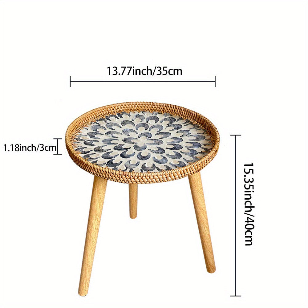 Yorqin zamonaviy rattan kofe stoli va saqlash joyi bilan yashash xonasi uchun