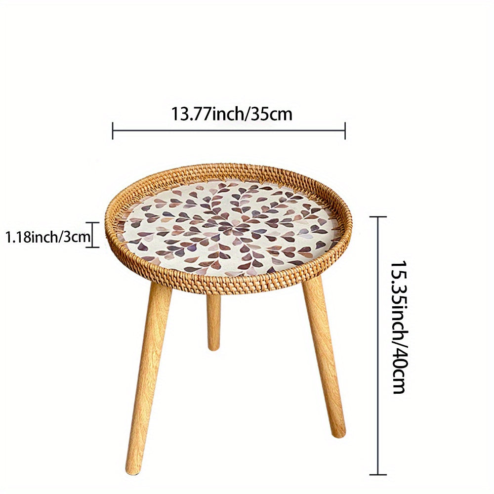 Yorqin zamonaviy rattan kofe stoli va saqlash joyi bilan yashash xonasi uchun