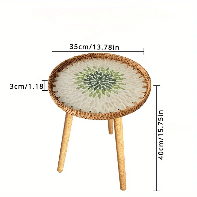 Yorqin zamonaviy rattan kofe stoli va saqlash joyi bilan yashash xonasi uchun