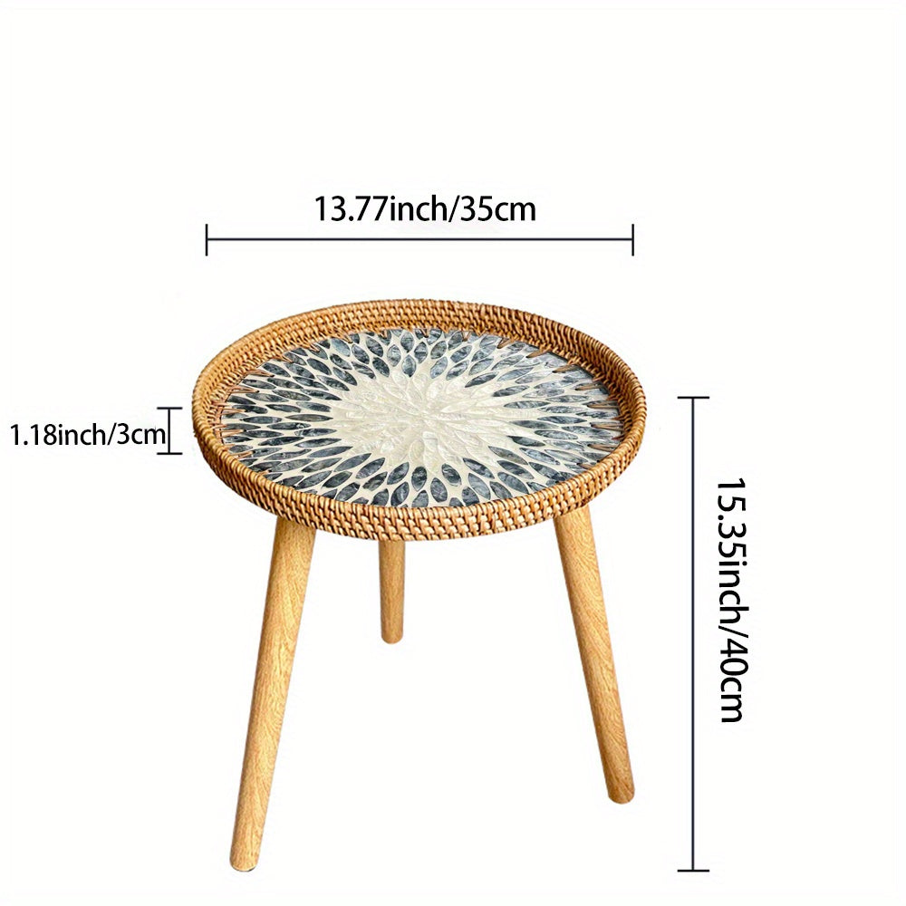 Yorqin zamonaviy rattan kofe stoli va saqlash joyi bilan yashash xonasi uchun