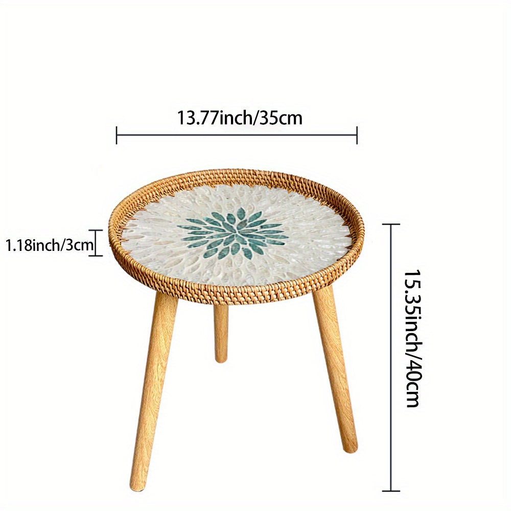 Yorqin zamonaviy rattan kofe stoli va saqlash joyi bilan yashash xonasi uchun