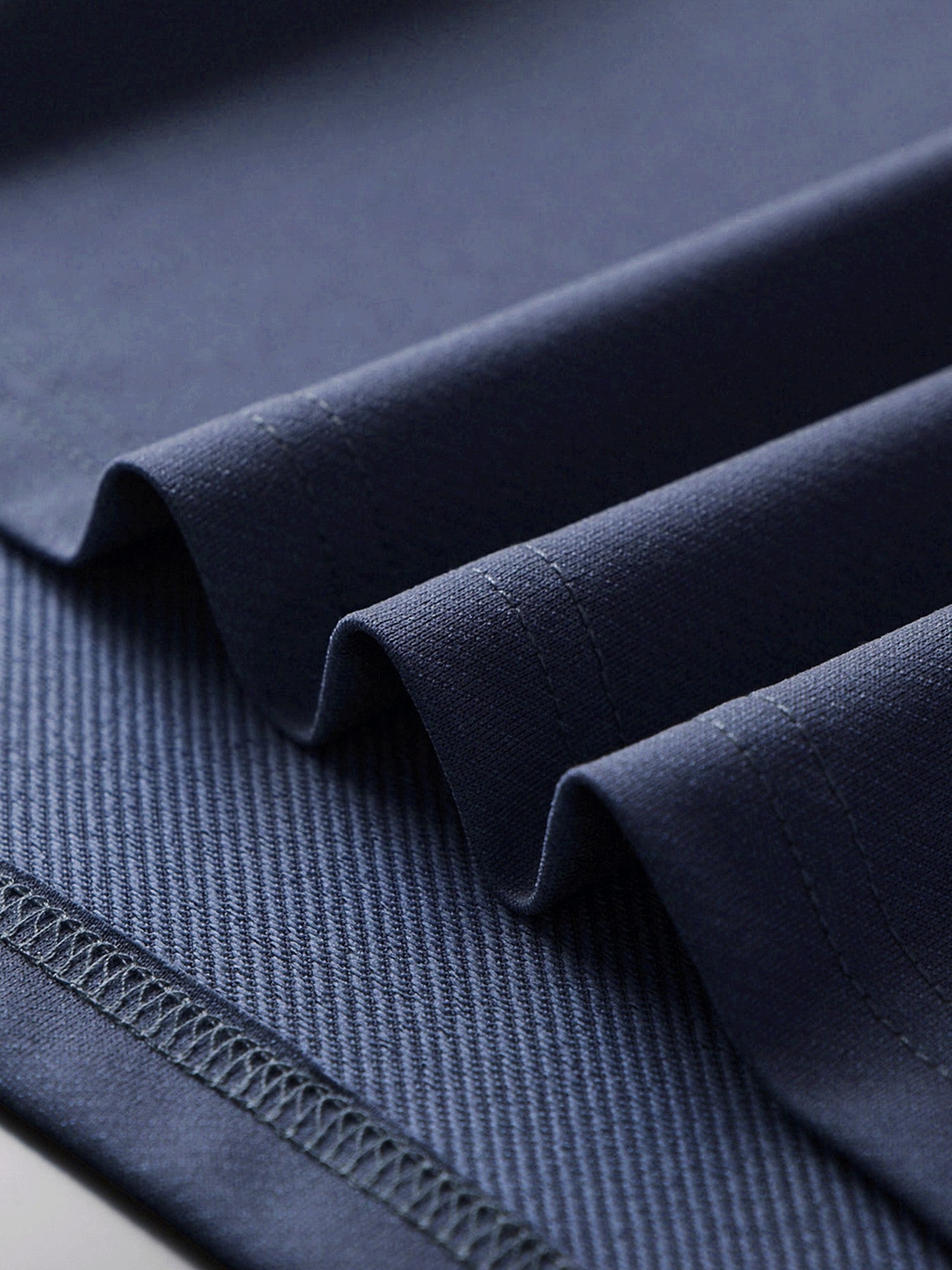 Erkaklar uchun tasodifiy krujka bo'yinli futbolka, "Hech qachon taslim bo'lma" yozuvi bilan, polyester to'qima matosidan tayyorlangan, ozgina cho'zilishi bilan odatdagi moslik uchun. Yozda qisqa yenglar bilan kundalik kiyish uchun mukammal.