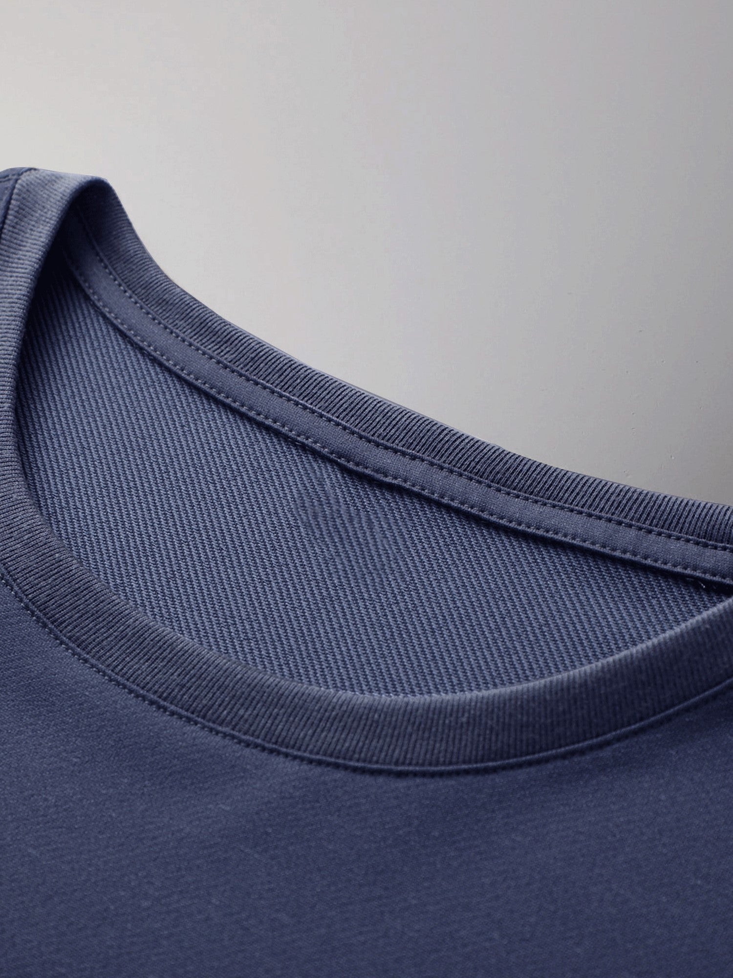 Erkaklar uchun tasodifiy krujka bo'yinli futbolka, "Hech qachon taslim bo'lma" yozuvi bilan, polyester to'qima matosidan tayyorlangan, ozgina cho'zilishi bilan odatdagi moslik uchun. Yozda qisqa yenglar bilan kundalik kiyish uchun mukammal.