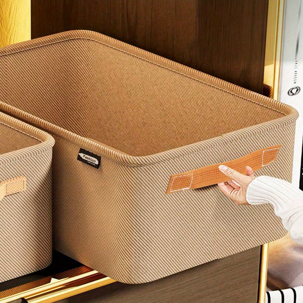 Caja de almacenamiento con borde de acero y asas para organización de ropa, resistente, duradera y apilable
