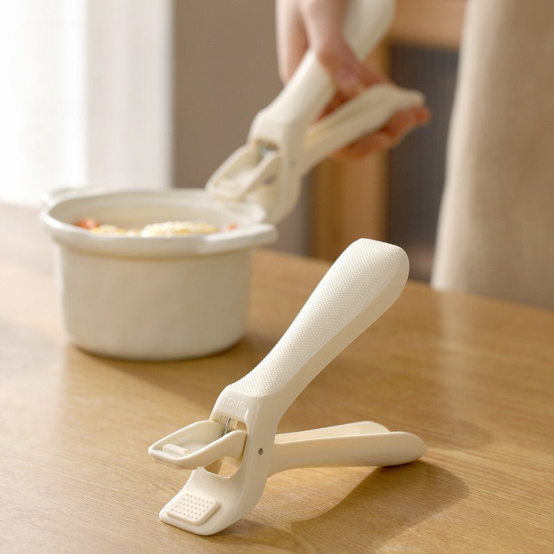 Ikkita issiqqa chidamli silikon kartoshka qisqichlari, ular idishlarni mustahkam ushlab turish uchun mo'ljallangan. Ushbu oshxona asboblari issiq ovqatlarni ushlash va plastik idishlar hamda qozonlarni oson ko'tarish uchun juda mos keladi.