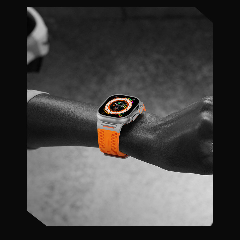 Apple Watch uchun zanglamas po'latdan adapterga ega sport silikondan yasalgan tasma, turli modellarga va o'lchamlarga mos keladi.