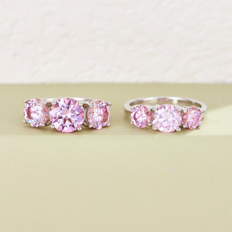 Ayollar uchun Vintage Preppy uslubidagi kumush Moissanite to'y uzugi, Ethic Diam dizayni bilan. 1 dona 2/4CT, 925 kumush halqa va CZ yon toshlar bilan. Har kuni kiyish va maxsus tadbirlar uchun ideal, bu uzuk Qaytish bayrami uchun mukammal sovg'a.