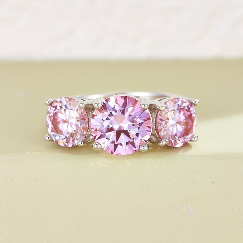 Ayollar uchun Vintage Preppy uslubidagi kumush Moissanite to'y uzugi, Ethic Diam dizayni bilan. 1 dona 2/4CT, 925 kumush halqa va CZ yon toshlar bilan. Har kuni kiyish va maxsus tadbirlar uchun ideal, bu uzuk Qaytish bayrami uchun mukammal sovg'a.