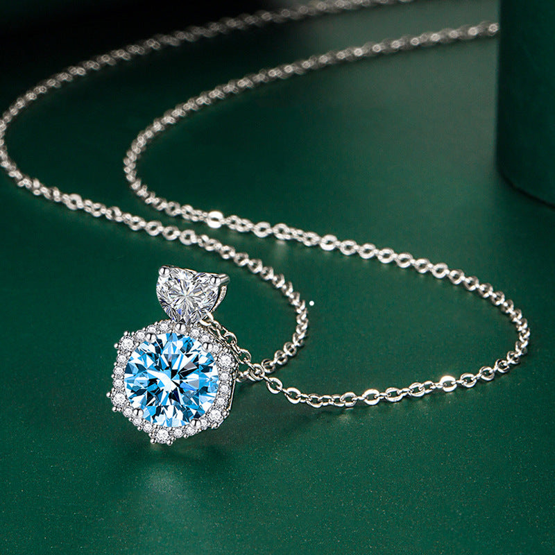 Zamonaviy marjon, porlayotgan moissanit pendanti va pushti olmos bargi dizayni bilan.