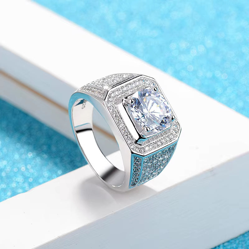 Shavano Erkaklar Moissanite To'y Halqasi 1/2/5 karat Moissanite tosh bilan 925 sterling kumush halqaga o'rnatilgan. Ushbu halqa 18K oltin bilan qoplangan va Boho & Ta'til uslubiga ega, bu esa uni kundalik kiyish va sovg'a uchun mukammal qiladi.