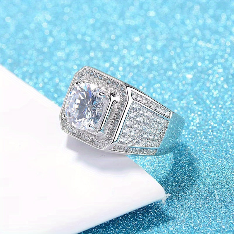 Shavano Erkaklar Moissanite To'y Halqasi 1/2/5 karat Moissanite tosh bilan 925 sterling kumush halqaga o'rnatilgan. Ushbu halqa 18K oltin bilan qoplangan va Boho & Ta'til uslubiga ega, bu esa uni kundalik kiyish va sovg'a uchun mukammal qiladi.