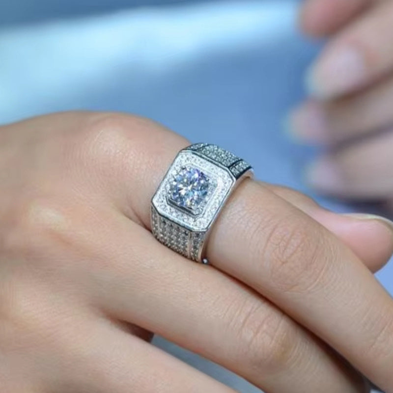 Shavano Erkaklar Moissanite To'y Halqasi 1/2/5 karat Moissanite tosh bilan 925 sterling kumush halqaga o'rnatilgan. Ushbu halqa 18K oltin bilan qoplangan va Boho & Ta'til uslubiga ega, bu esa uni kundalik kiyish va sovg'a uchun mukammal qiladi.