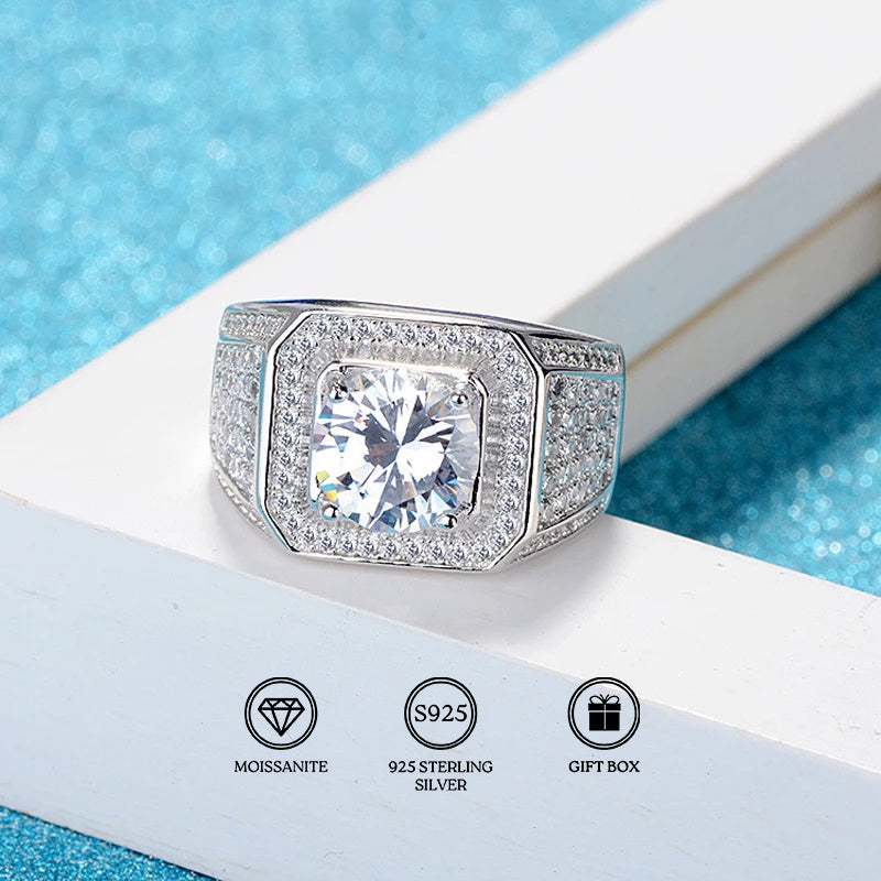 Shavano Erkaklar Moissanite To'y Halqasi 1/2/5 karat Moissanite tosh bilan 925 sterling kumush halqaga o'rnatilgan. Ushbu halqa 18K oltin bilan qoplangan va Boho & Ta'til uslubiga ega, bu esa uni kundalik kiyish va sovg'a uchun mukammal qiladi.