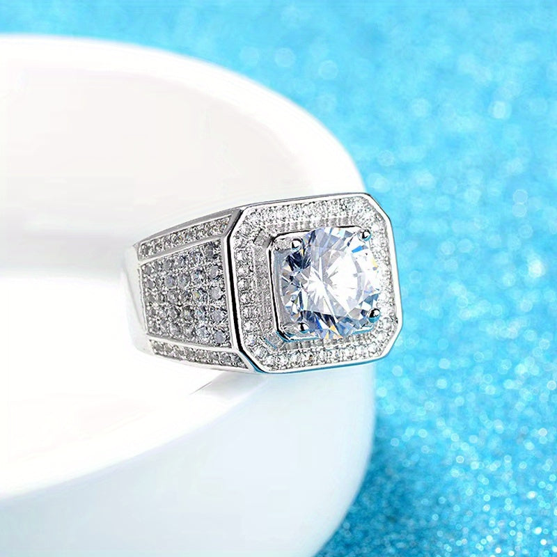 Shavano Erkaklar Moissanite To'y Halqasi 1/2/5 karat Moissanite tosh bilan 925 sterling kumush halqaga o'rnatilgan. Ushbu halqa 18K oltin bilan qoplangan va Boho & Ta'til uslubiga ega, bu esa uni kundalik kiyish va sovg'a uchun mukammal qiladi.