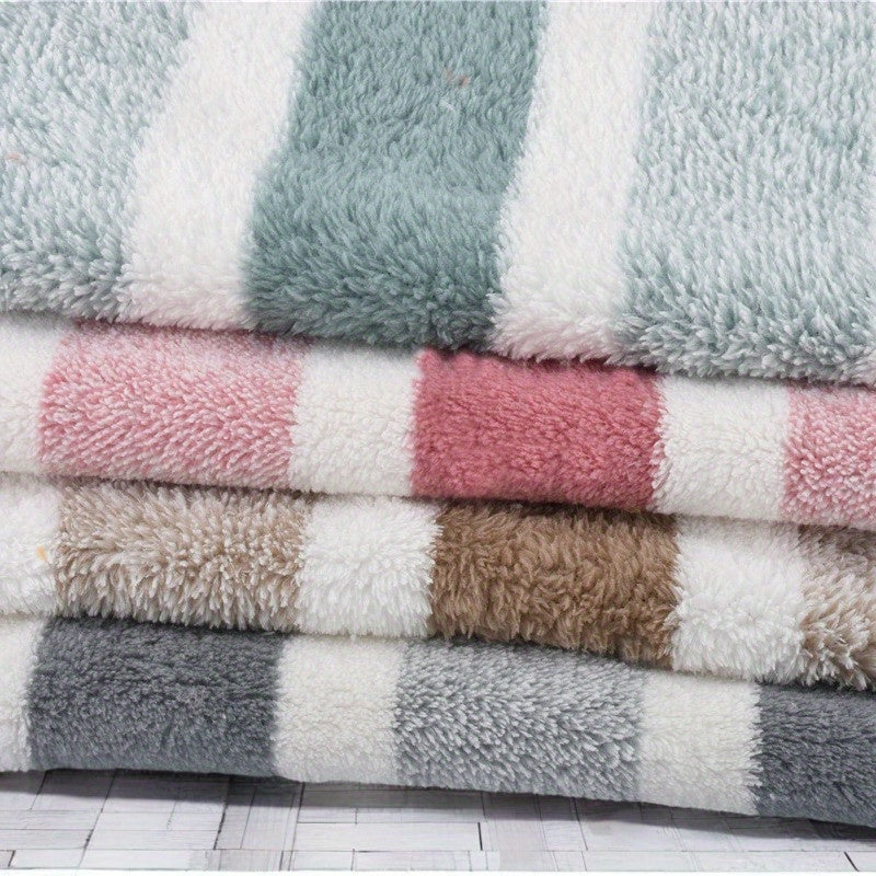 Серое ультра-мягкое и быстро-сохнущее полосатое банное полотенце LDQ - гипоаллергенное и нежное к коже - идеально подходит для дома, бассейна и ухода.