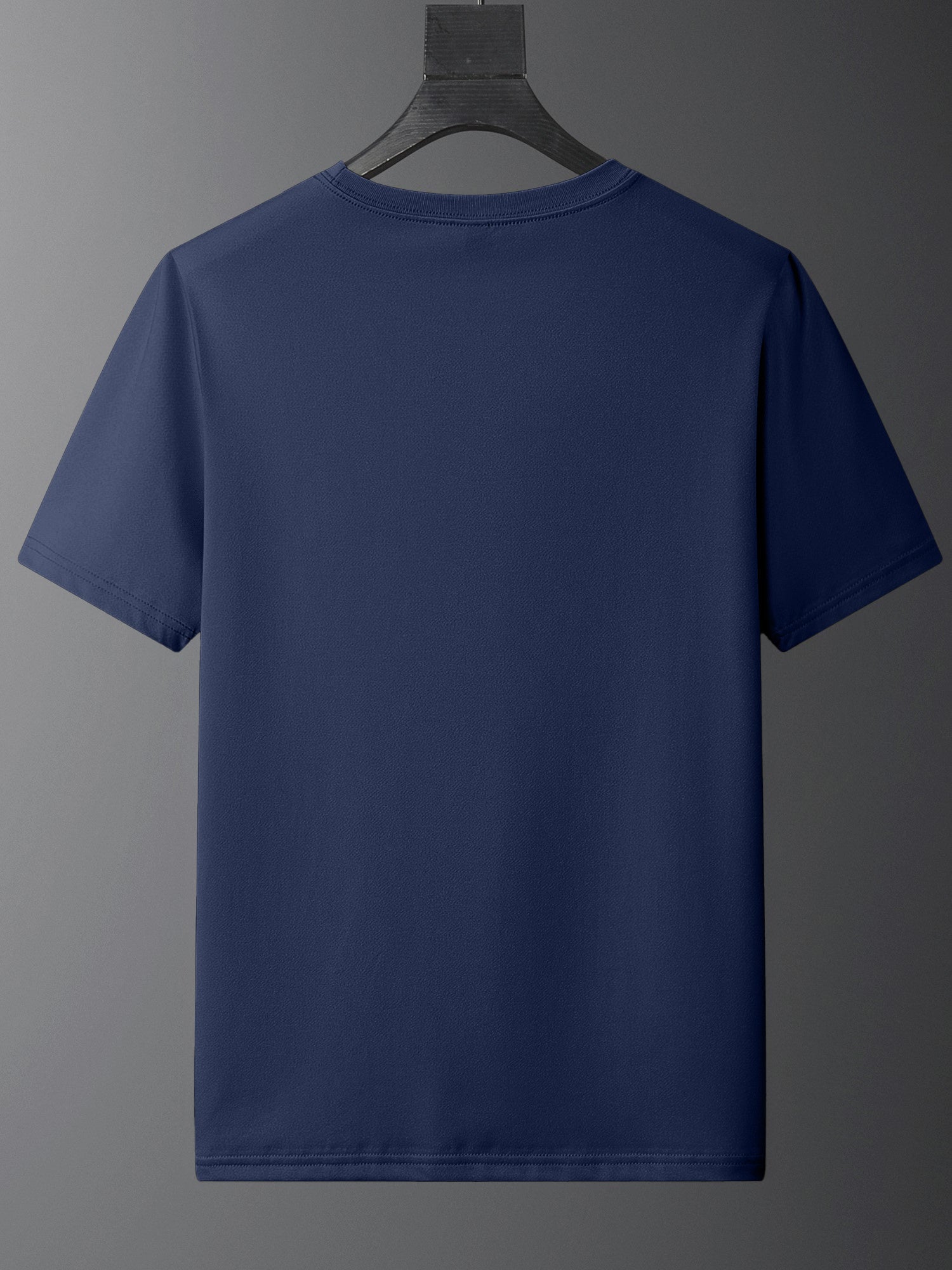 Erkaklar uchun tasodifiy krujka bo'yinli futbolka, "Hech qachon taslim bo'lma" yozuvi bilan, polyester to'qima matosidan tayyorlangan, ozgina cho'zilishi bilan odatdagi moslik uchun. Yozda qisqa yenglar bilan kundalik kiyish uchun mukammal.