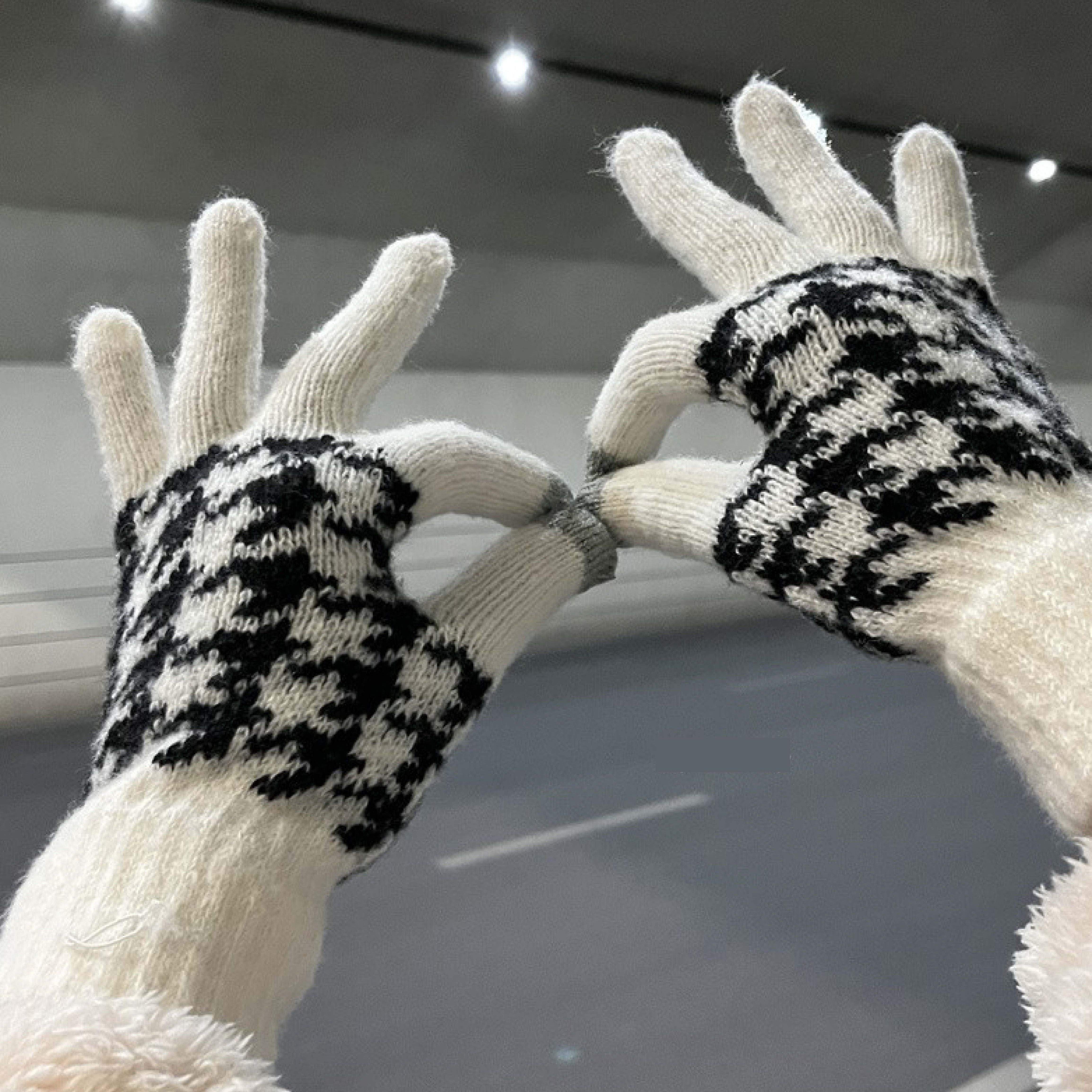 Unisex Knit Gloves with Houndstooth Pattern Touchscreen Winter Gloves Polyester