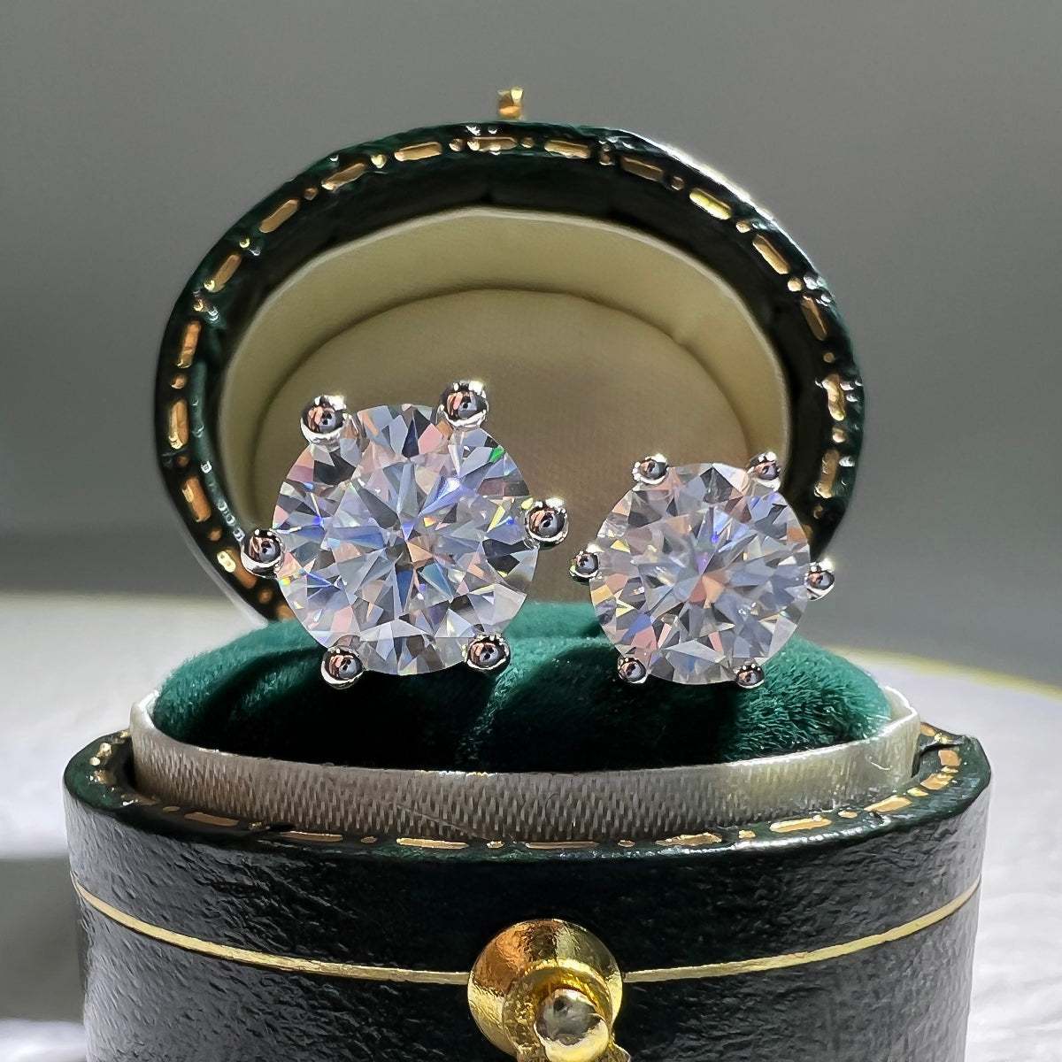 Vintage Boho uslubidagi Moissanite stud taqinchoqlari - Spark Grow 1 juft 0.5/1/2/3 karatli dumaloq Moissanite stud taqinchoqlari 925 kumush bilan qoplangan. Ayollar uchun nafis taqinchoq sovg‘asi, kundalik kiyish va maxsus tadbirlar uchun mukammal.