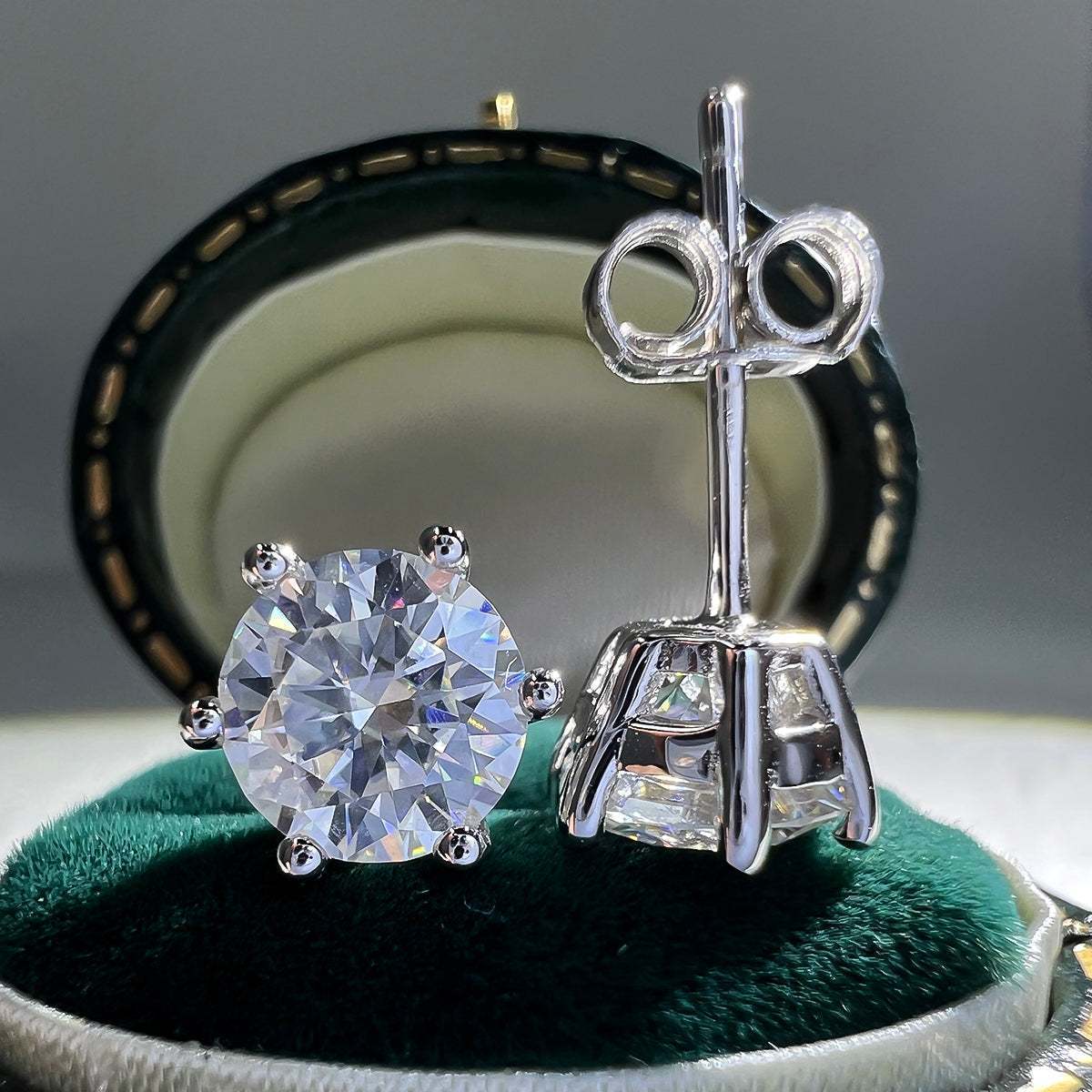 Vintage Boho uslubidagi Moissanite stud taqinchoqlari - Spark Grow 1 juft 0.5/1/2/3 karatli dumaloq Moissanite stud taqinchoqlari 925 kumush bilan qoplangan. Ayollar uchun nafis taqinchoq sovg‘asi, kundalik kiyish va maxsus tadbirlar uchun mukammal.