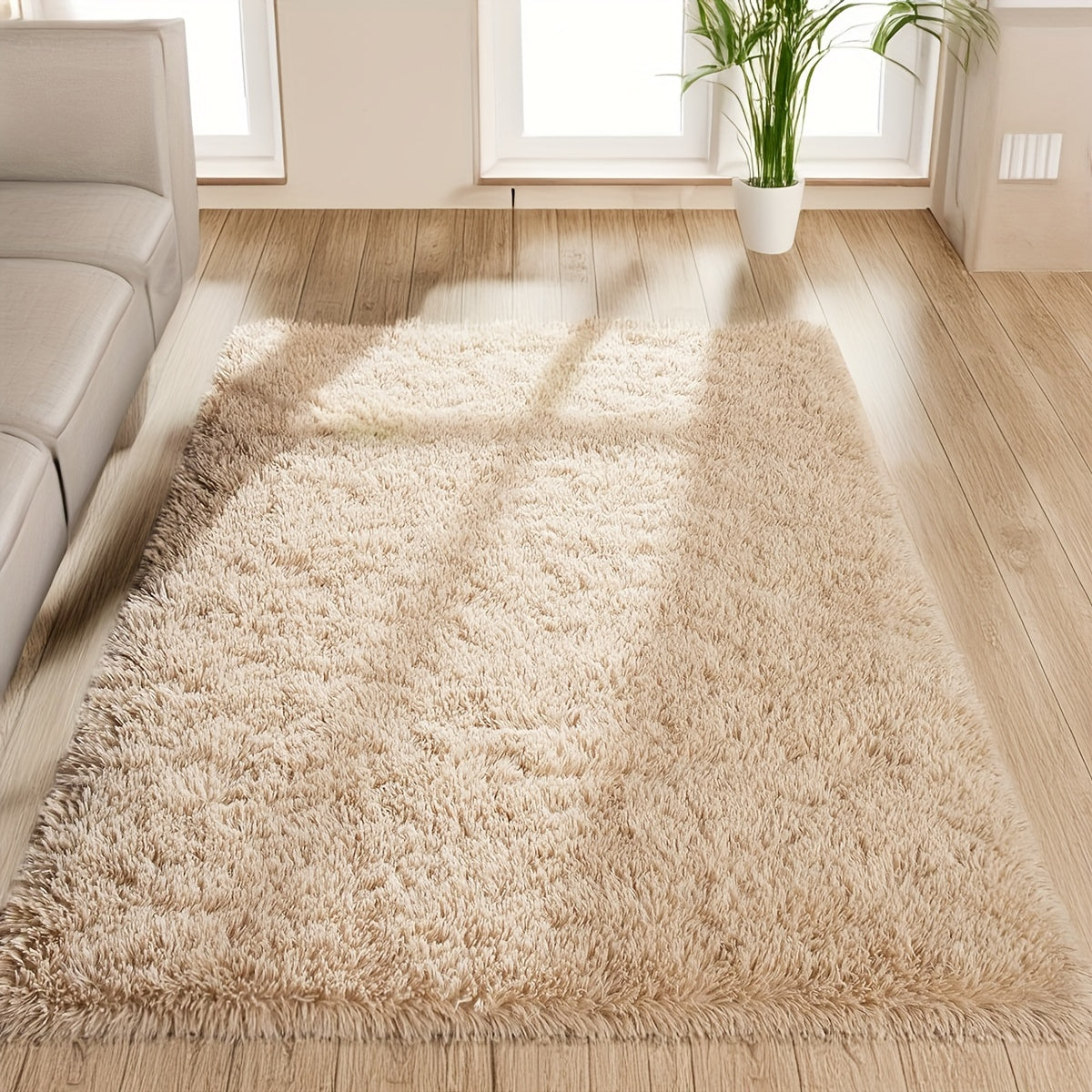 Plush yotoqxona yonida mat - Yumshoq va qulay uzun sochli polyester pol mato'ri krem va bej rangda - Yotoqxona, yashash xonasi va kofe stoli bezatish uchun mukammal - Faqat quruq tozalash, yotoqxona gilamlari