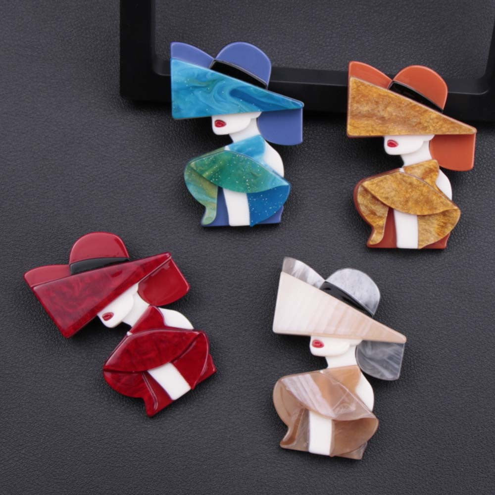 Modaga mos aksessuarlar uchun ko'p rangli zamonaviy shlyapa kiygan qiz bilan aks ettirilgan akril brosh pin