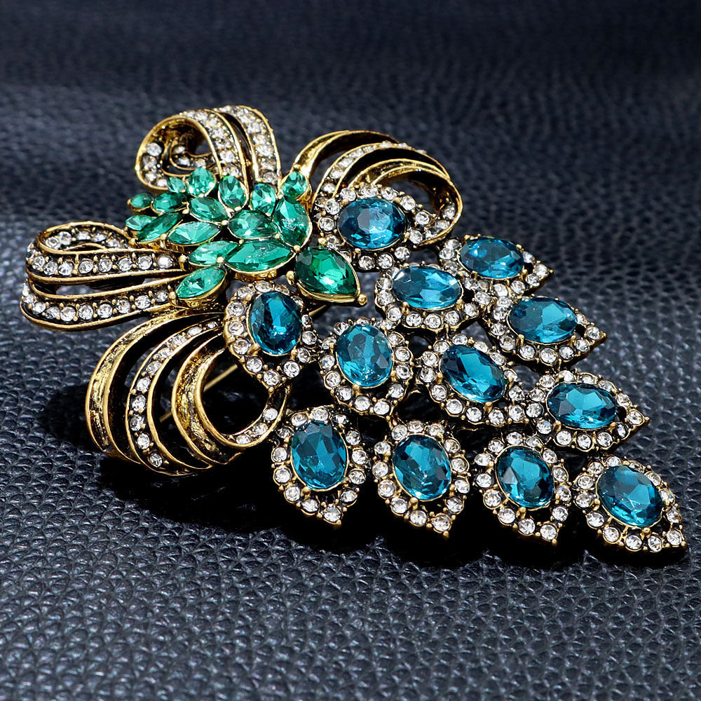 Retro Grape Brooch Oversized Rhinestone Corsage Pin for Women's Winter Style