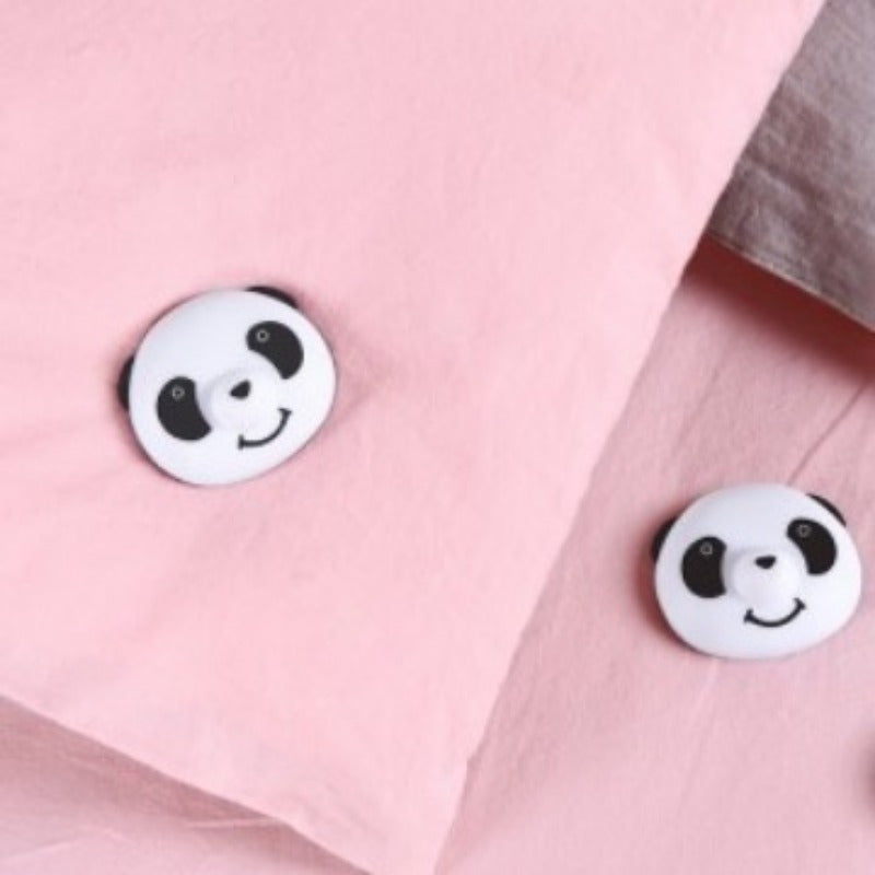 - Panda dizaynidagi magnit to'qimachilik qismlari, 8 ta to'plam
- Yotoq to'shaklarini sirpanmas fastenerlar bilan xavfsiz tuting
- Qo'lda yuvish orqali oson tozalash
- Rang: Oq