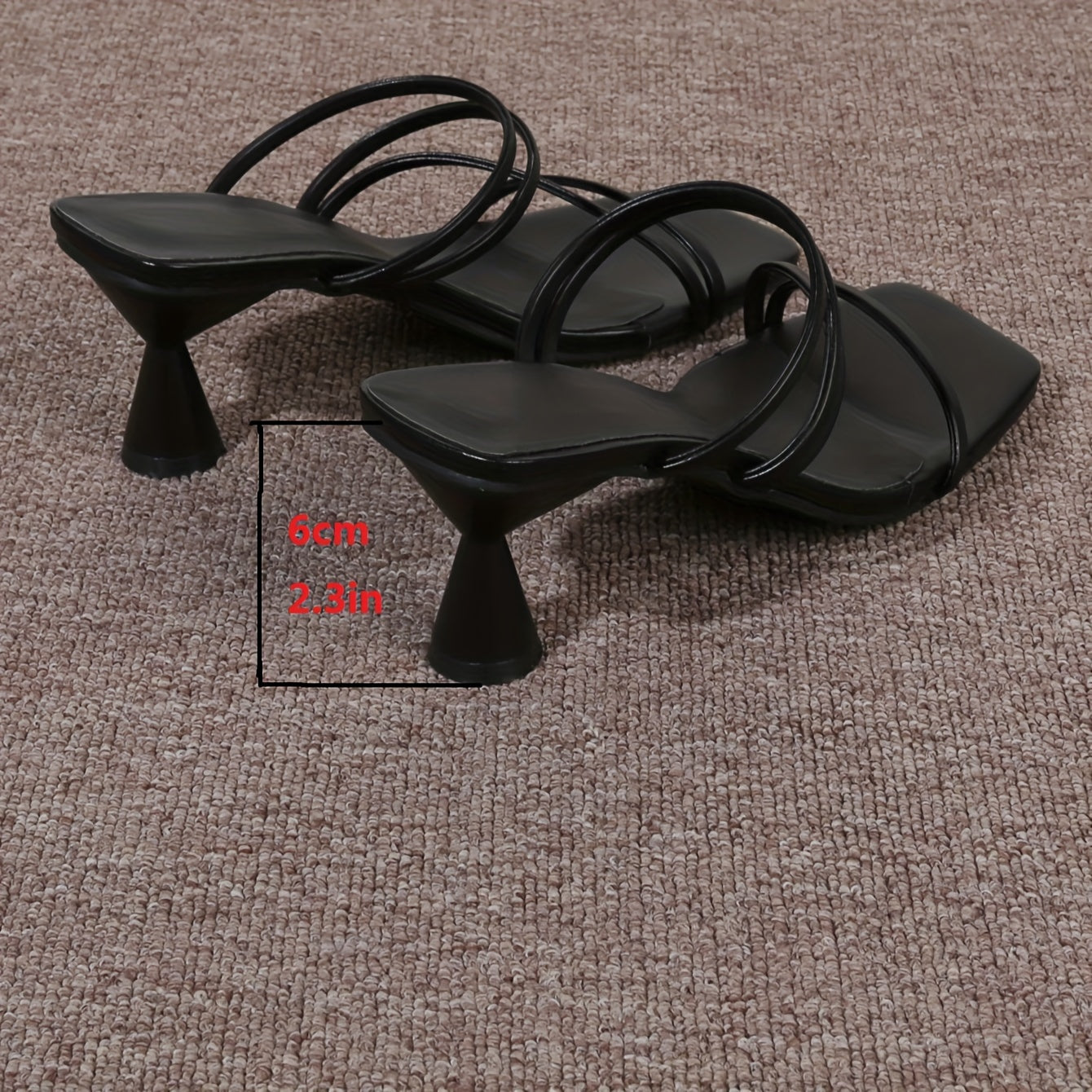 Ayollar uchun to'rtburchak barmoq bilan, o'rtacha poshnali va qalin poshnali zamonaviy yozgi slayd sandallari, plyaj yoki tasodifiy kiyim uchun ideal. Mermaid uslubida ochiq barmoq dizayni, 6 sm poshnali tekis dizayn xususiyatlariga ega.