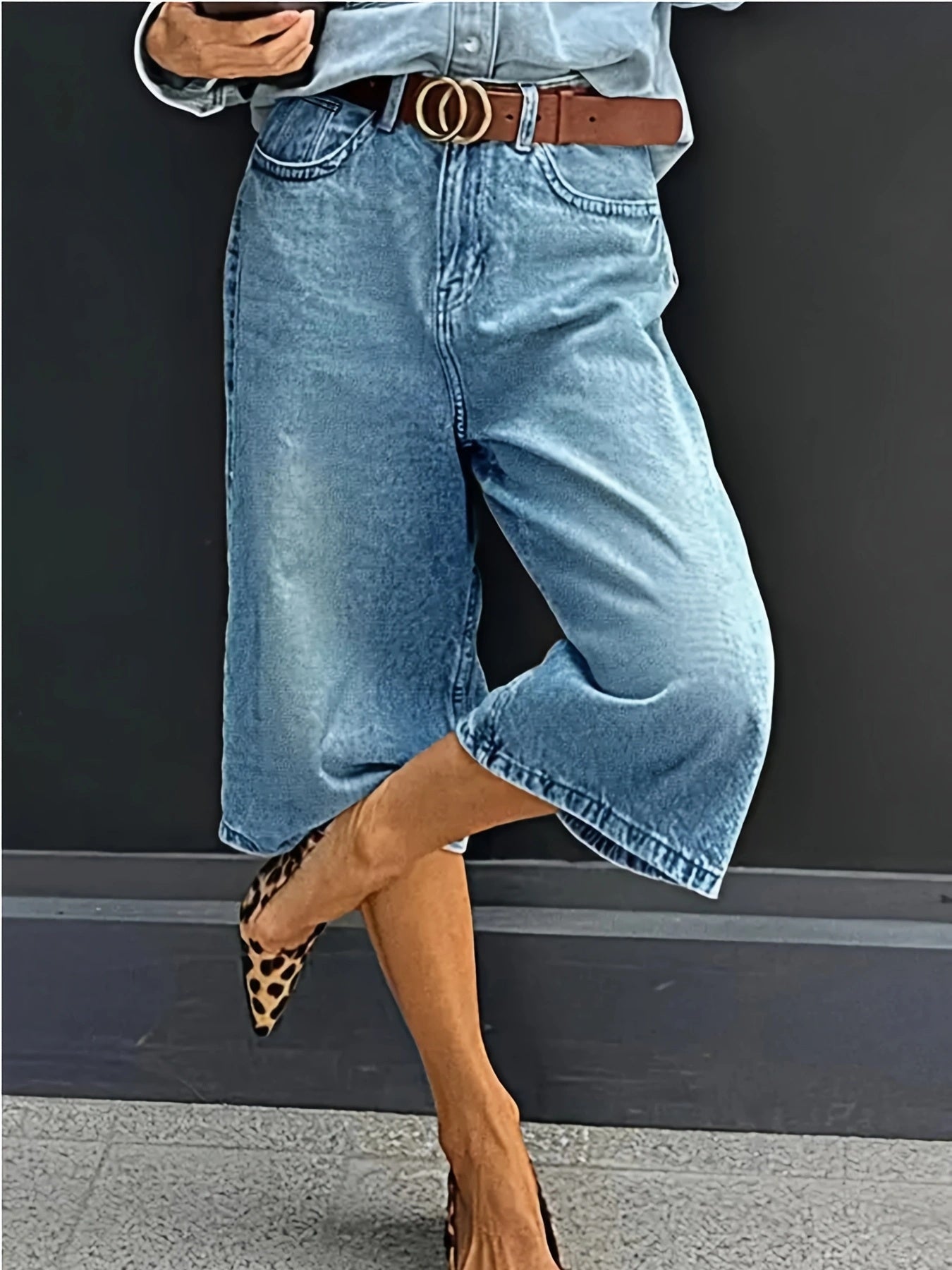 Ayollar uchun keng o'lchamli yuqori belli denim shortilar, cho'ntaklar bilan, yozgi kundalik kiyim