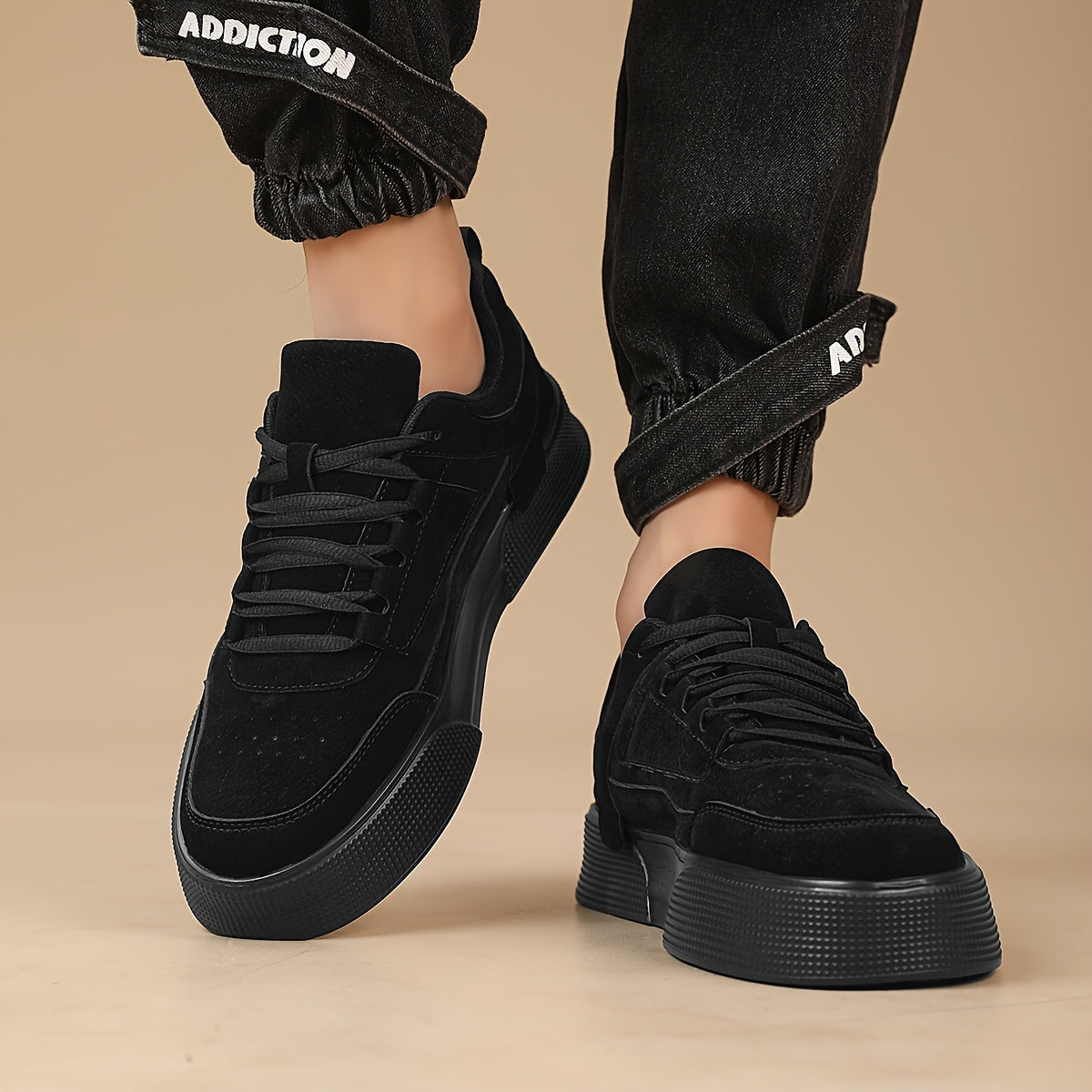 Men's Gray Low-Top Skate Shoes with Thick Sole and Lace-Up Closure