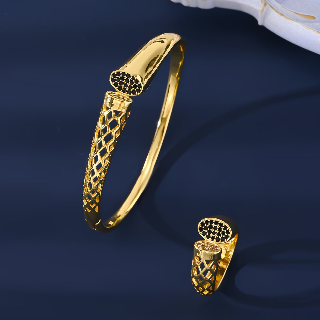 Ayollar uchun 4 ta oltin bilan qoplangan zargarlik buyumlari to'plami, zirconi bilan geometrik taqinchoq, bilaguzuk, quloq taqinchoq va uzuk