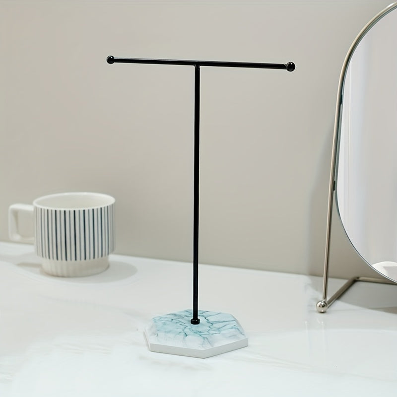 Skandinav uslubidagi zargarlik buyumlarini tashkil etuvchi, ajraladigan MDF ko'rsatkich standi bilan, quloq taqichlari, uzuklar va bilaguzuklar uchun