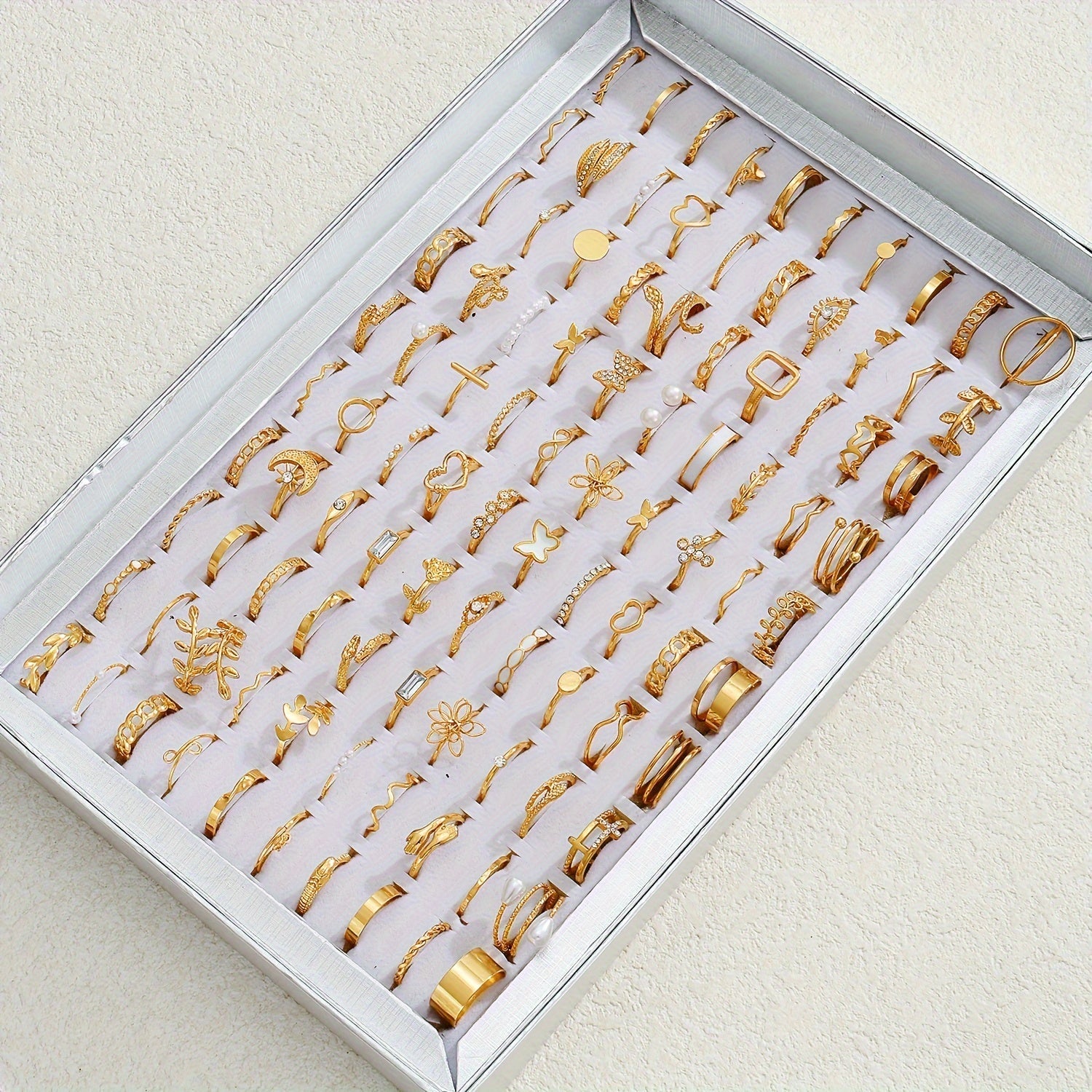 Ayollar uchun oddiy uslubdagi alyumindan tayyorlangan 52 ta aralash yurak, kapalak, barg va geometrik turdagi uzuklar to'plami. Bu ko'p qirrali moda aksessuarlar kundalik kiyim uchun ideal bo'lib, barcha fasllarga mos keladigan turli dizaynlarga ega.