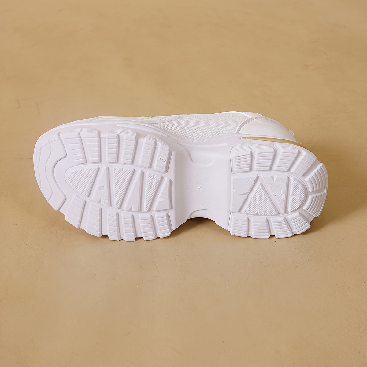 Ayollar uchun rang-blokli qalin pastki qalin krossovkalar, tasodifiy ochiq havoda yugurish uchun mukammal.