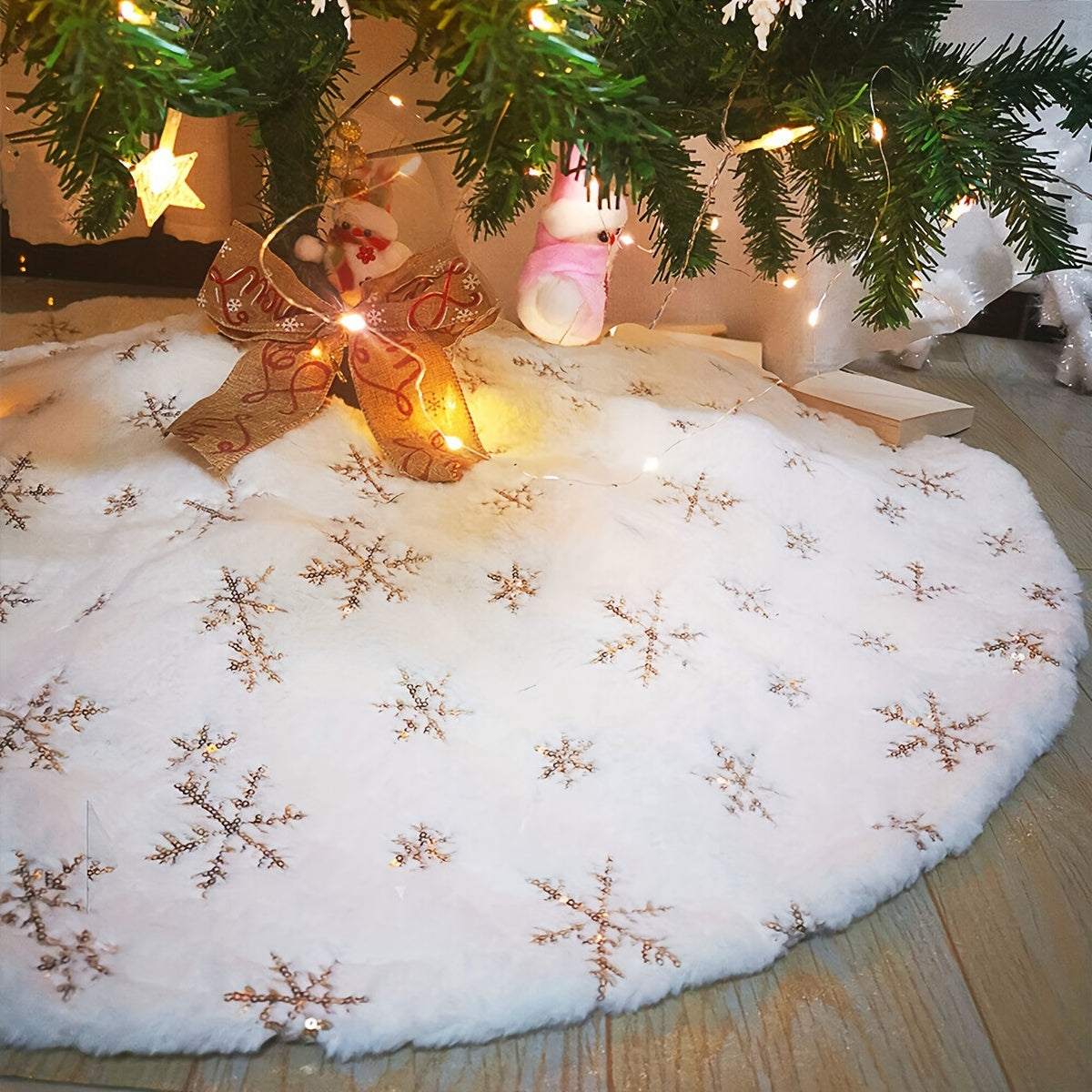 Qicai Xiaolu Luxurious White Christmas Tree Skirt bilan Rojdestvo bezaklaringizga hashamat qo'shing. Bir nechta o'lchamlarda mavjud bo'lgan ushbu daraxt etagi go'zal oltin/silver qor to'pi dizayni va soxta quyon junidan qirralarga ega. Uy uchun mukammal.