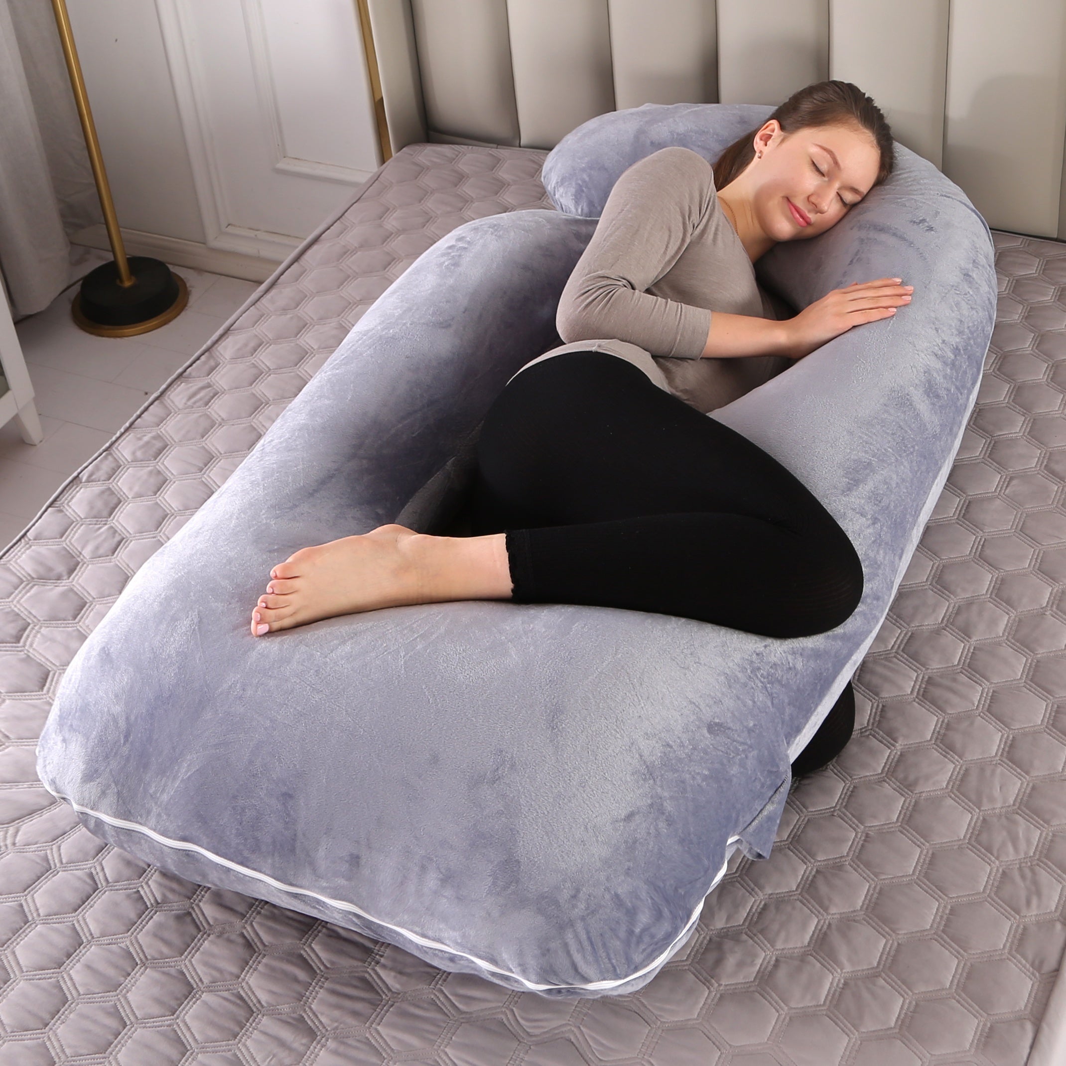 Homiladorlik yostiqi, yonma-yon yotish uchun G-shaklidagi belni qo'llab-quvvatlovchi yostiq, ajratiladigan kristal velur qopqoq bilan, kutayotgan onalar uchun ideal